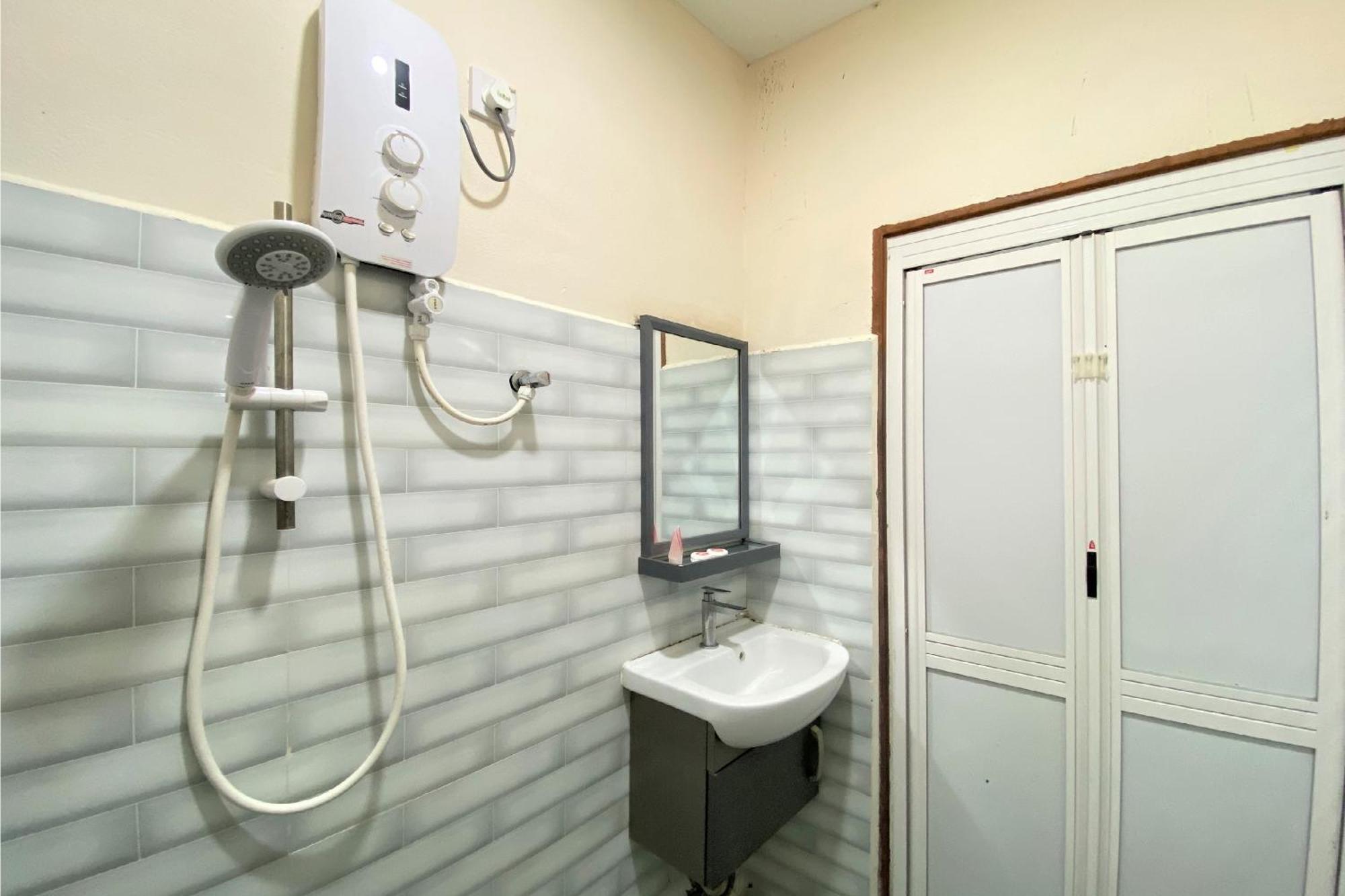 צ'אנגלון Oyo 90205 Bayu Sintok Motel מראה חיצוני תמונה