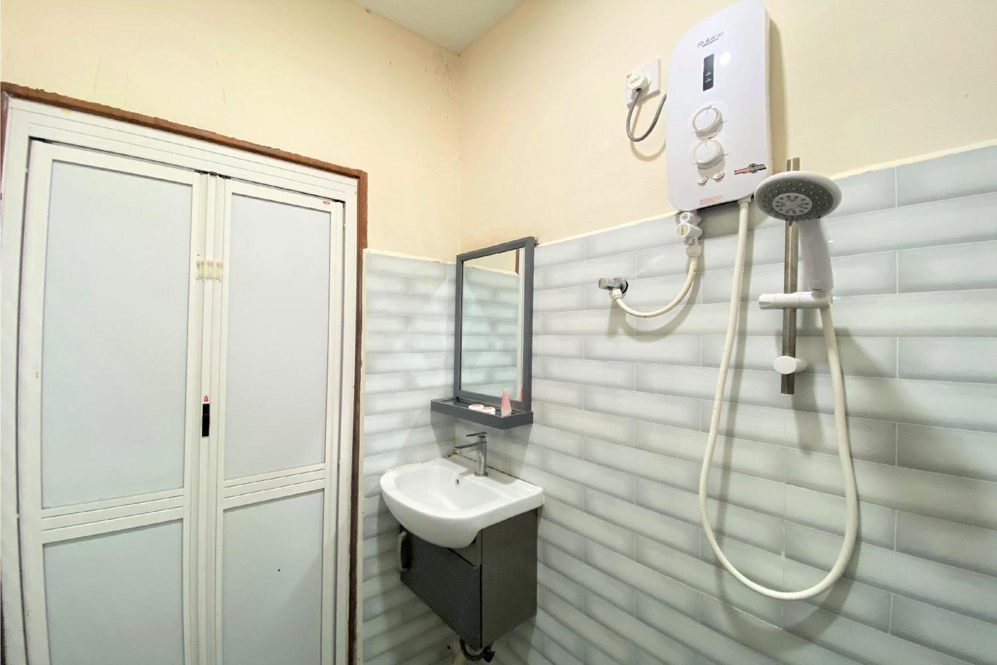 צ'אנגלון Oyo 90205 Bayu Sintok Motel מראה חיצוני תמונה